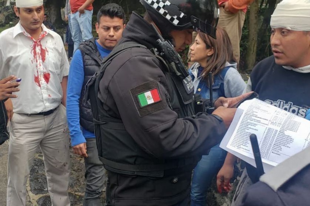 Imagen A golpes, choferes se disputan el pasaje afuera de CAXA, en Xalapa