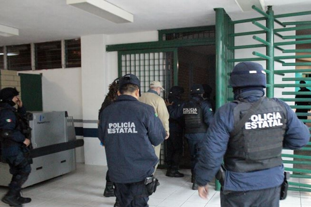 Imagen Toman palacio municipal de Villa Aldama; policías resguardan a la alcaldesa