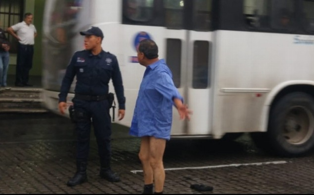 Imagen Hombre se desnuda frente a Palacio de Gobierno en Xalapa; policías lo detienen 