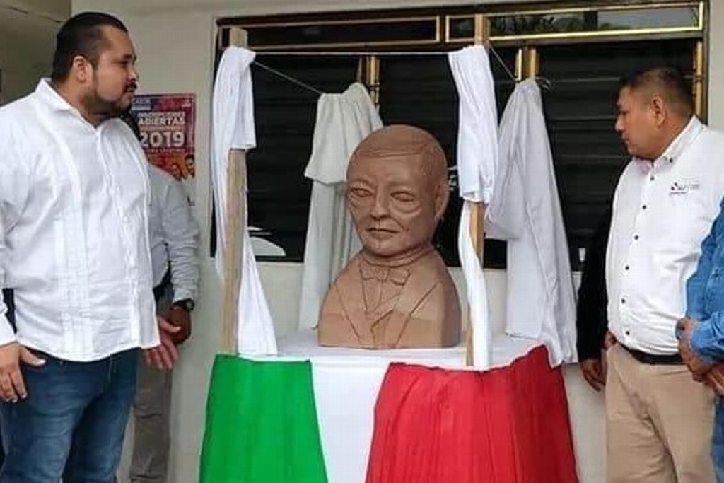Imagen Busto de Benito Juarez costo mil 500 pesos y fue hecho por un principiante: Alcalde
