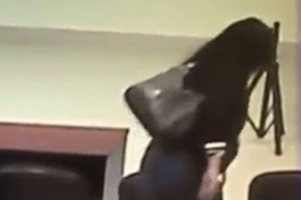 Imagen Cámaras de seguridad captan a regidora de Morena tomando un celular ajeno (+video)