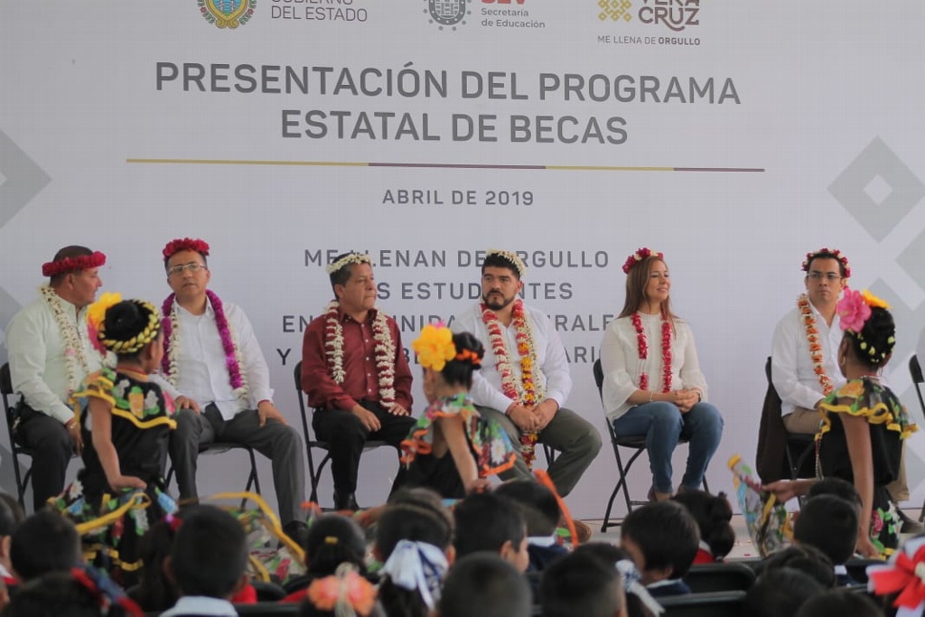 Imagen Se invertirán 71 mdp en becas para más de 26 mil estudiantes en Veracruz: Zenyazen Escobar
