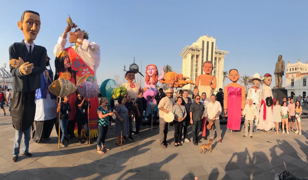 Imagen Desfilan mojigangas por primera vez en Veracruz 