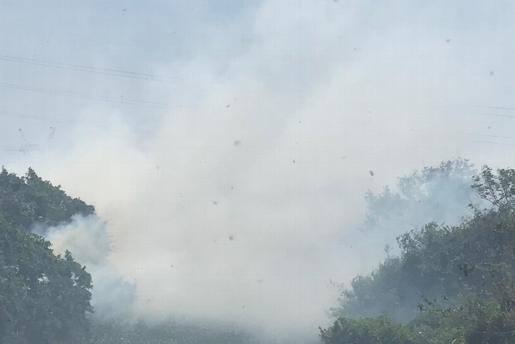 Imagen Incendio de pastizal cercano a viviendas de fraccionamiento en Medellín