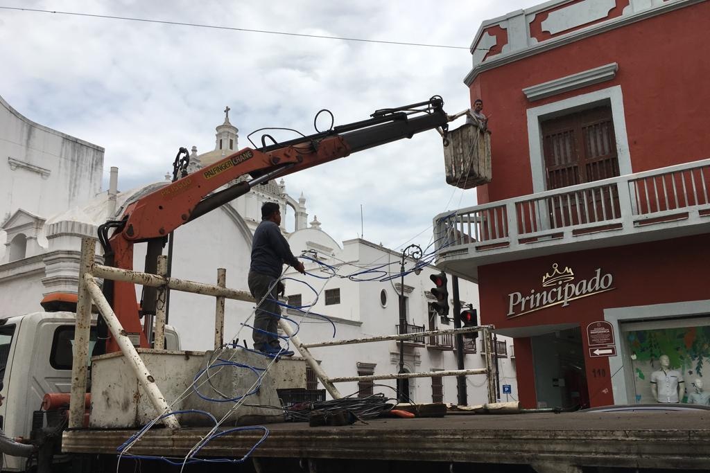 Imagen Cae letrero luminoso por fuertes rachas de viento en Veracruz