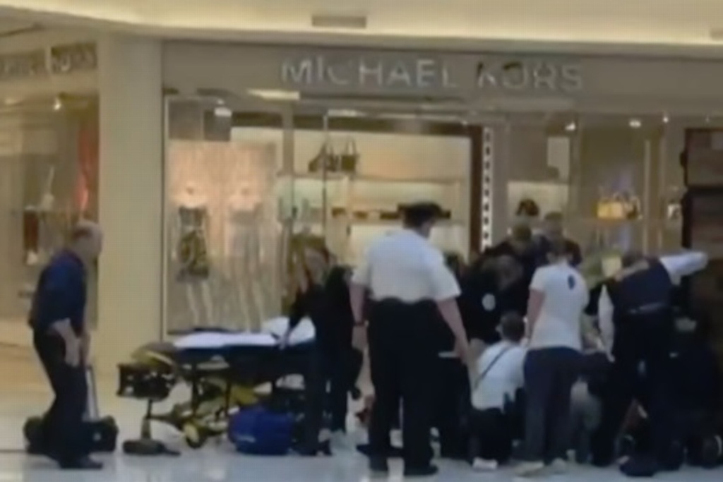 Imagen Hombre lanza a niño de 5 años desde tercer piso en centro comercial en EU