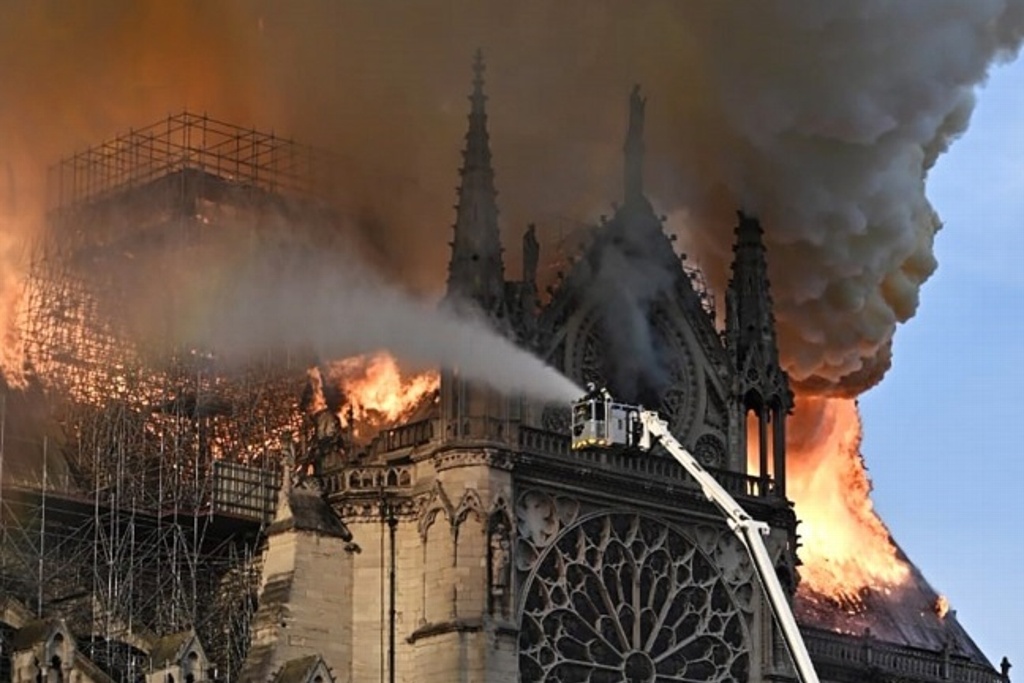 Imagen Ante posible derrumbe, evacuan zonas cercanas a Notre Dame 
