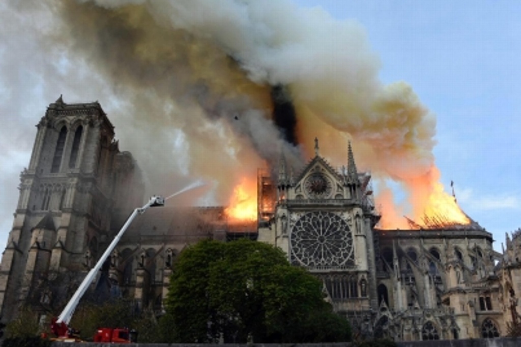 Imagen Bomberos evitan destrucción total de Catedral de Notre Dame