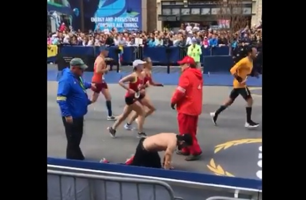 Imagen Corredor gatea para terminar Maratón de Boston (+Video)
