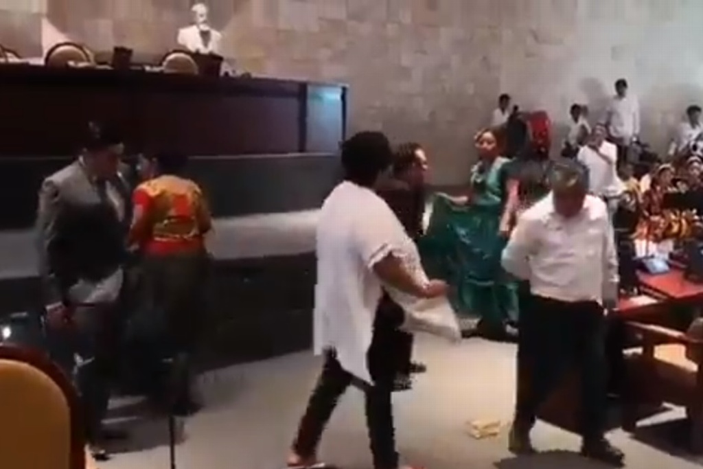 Imagen Diputados de Oaxaca terminan periodo de sesiones bailando en el Congreso