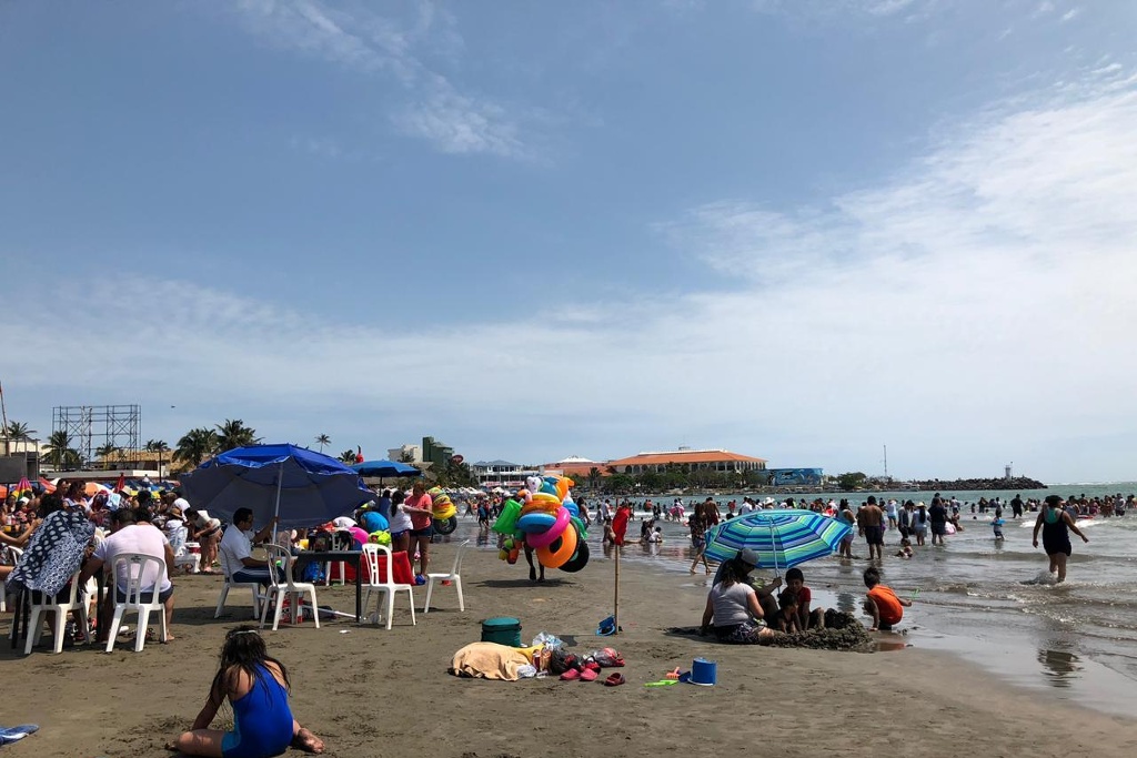 Imagen Llegan turistas a playas de Veracruz en este Viernes Santo (+Vídeo)