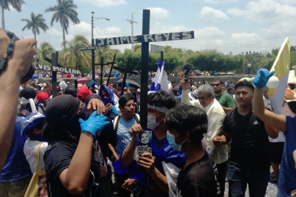 Imagen Policía nicaragüense dispara contra manifestantes frente a la catedral 