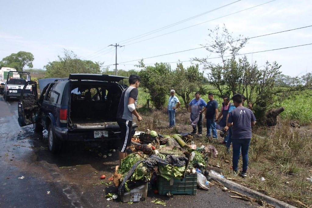Imagen Se incendia camioneta en carretera 180; se dirigían al norte de Veracruz