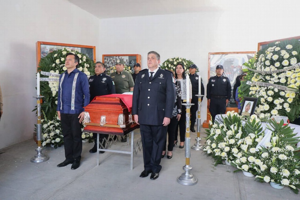 Imagen Gobernador de Veracruz despide con honores a policía fallecido en playas de Tecolutla, Veracruz