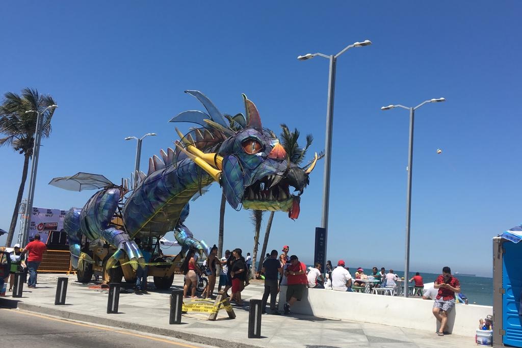 Imagen Exponen figuras monumentales del Carnaval de Veracruz en el Malecón y Bulevar (+video)