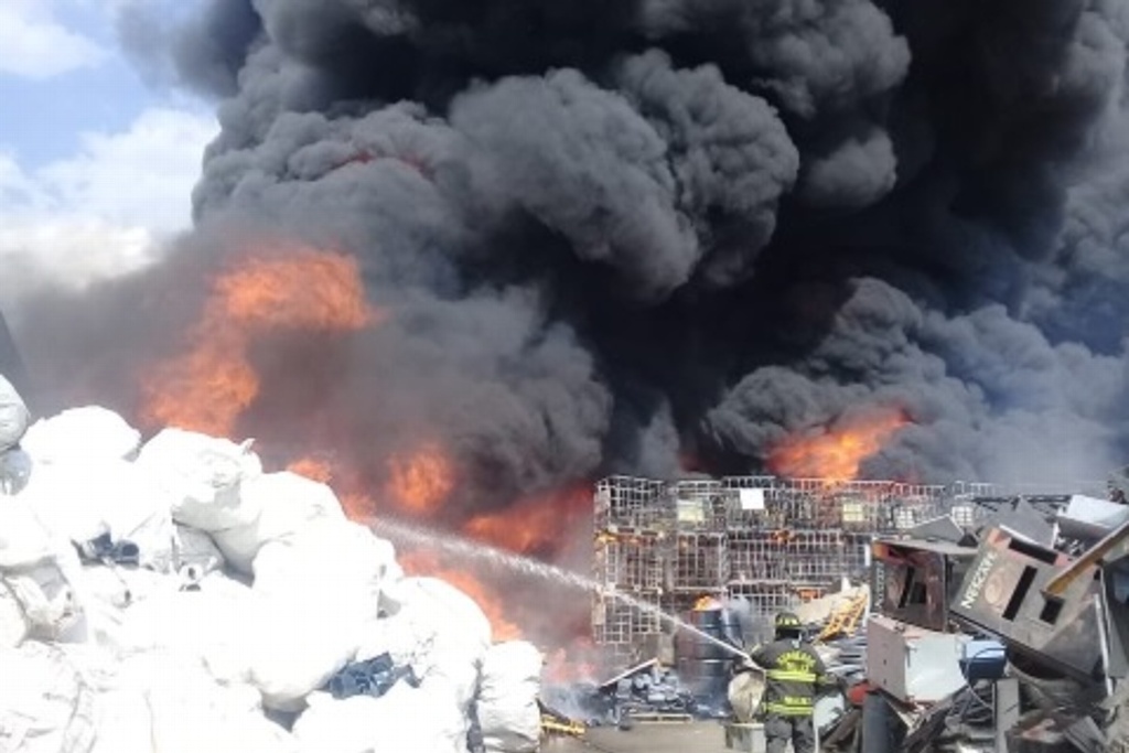 Imagen Bomberos combaten incendio en depósito de reciclaje en Toluca, Edomex (+video)