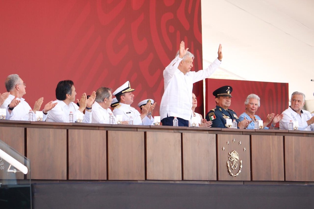 Imagen Vitorea AMLO al gobernador de Veracruz, asegura que es un gobernador honesto e inteligente 