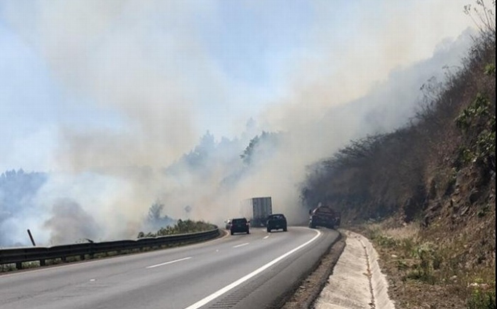 Imagen Reducción de carriles en autopista Acatzingo-Ciudad Mendoza, por incendio de pastizal