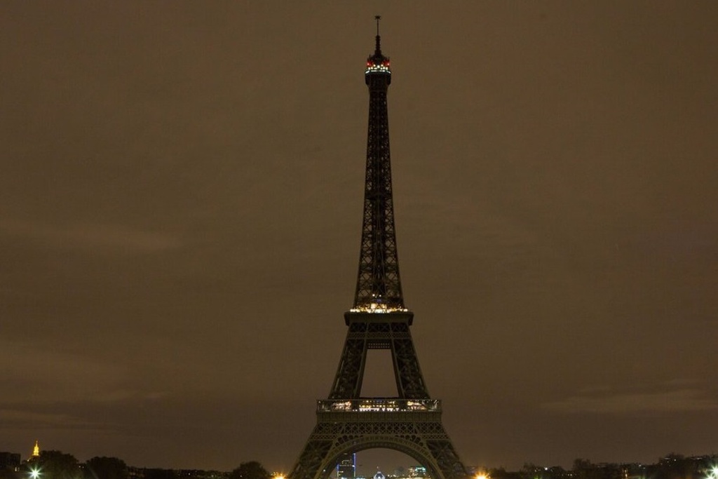 Imagen Torre Eiffel apaga sus luces para honrar a víctimas de atentados en Sri Lanka