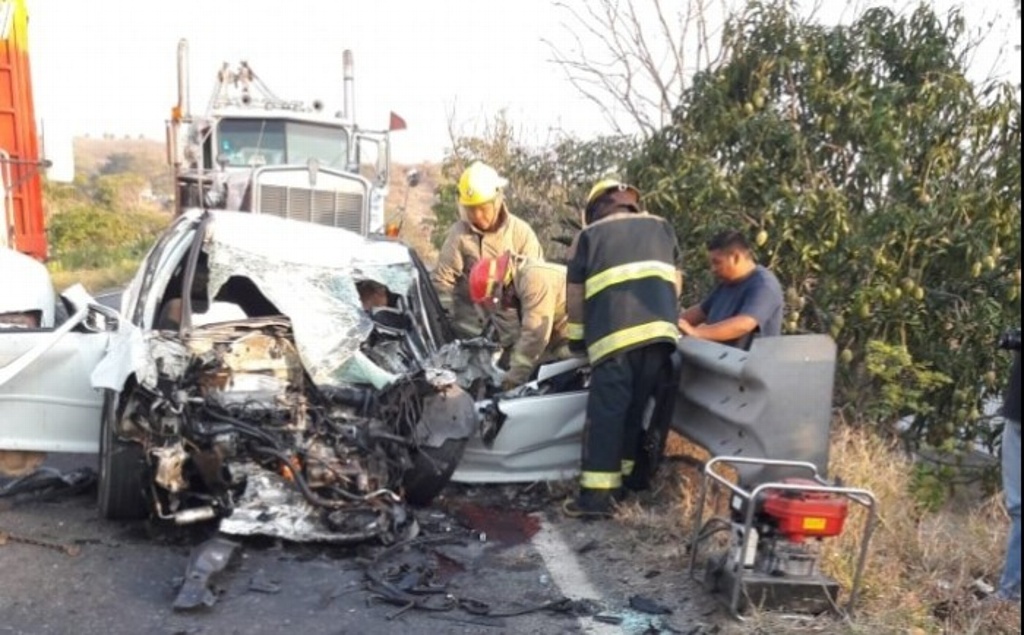 Imagen Mueren tres en choque de vehículo y tráiler en Palma Sola, Veracruz 