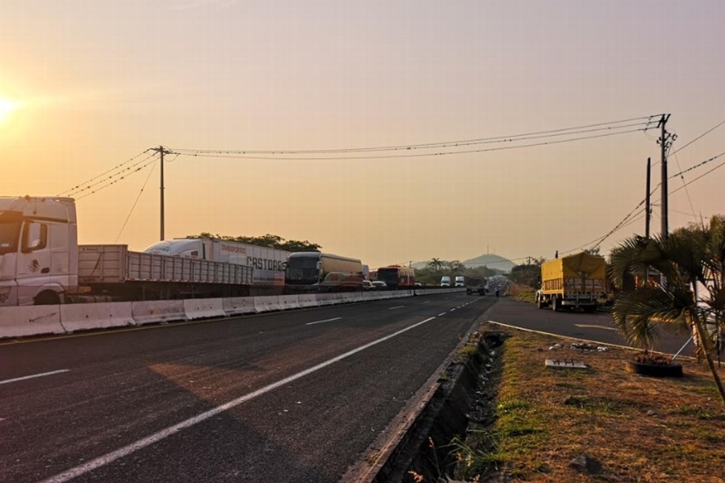 Imagen Impide circulación choque de camiones de carga en autopista Veracruz-Xalapa