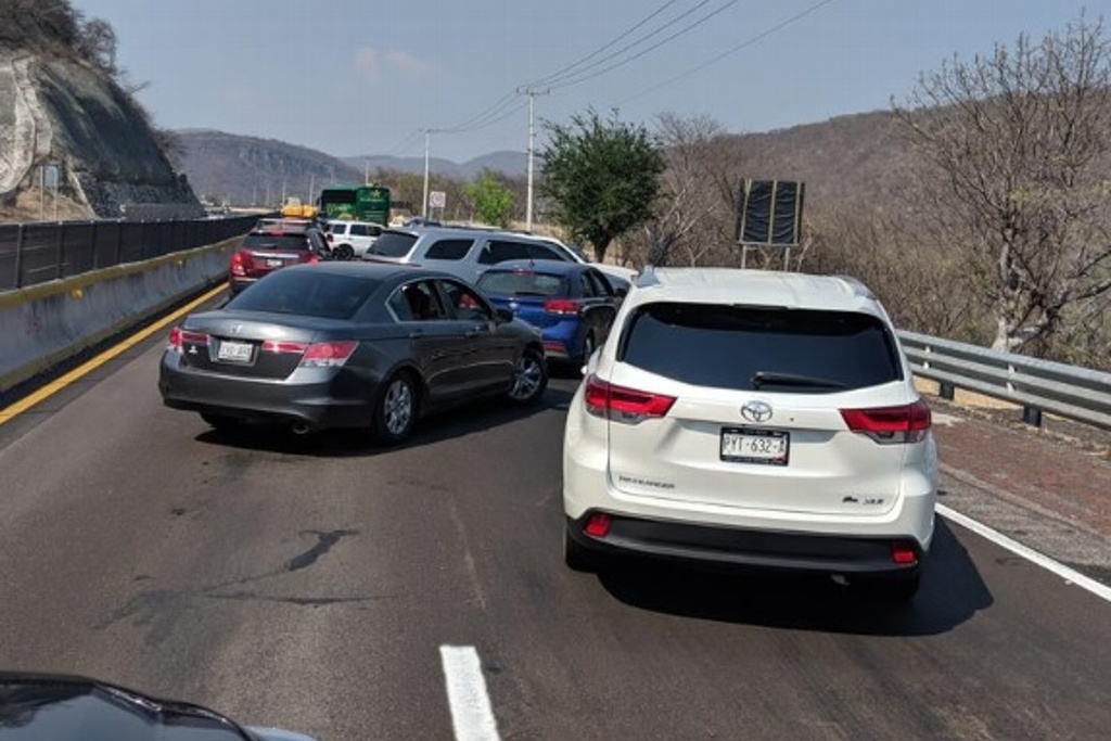 Imagen Sujetos armados asaltan a turistas en autopista del Sol y generan caos vial 
