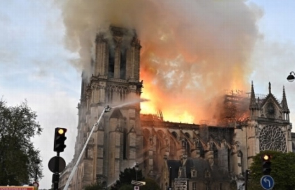 Imagen Reconocen varios trabajadores que fumaban cuando remodelaban Notre-Dame