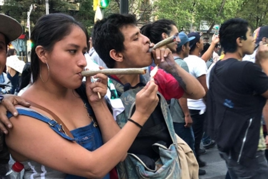 Imagen Con marihuana, arman jóvenes fiesta frente al Senado