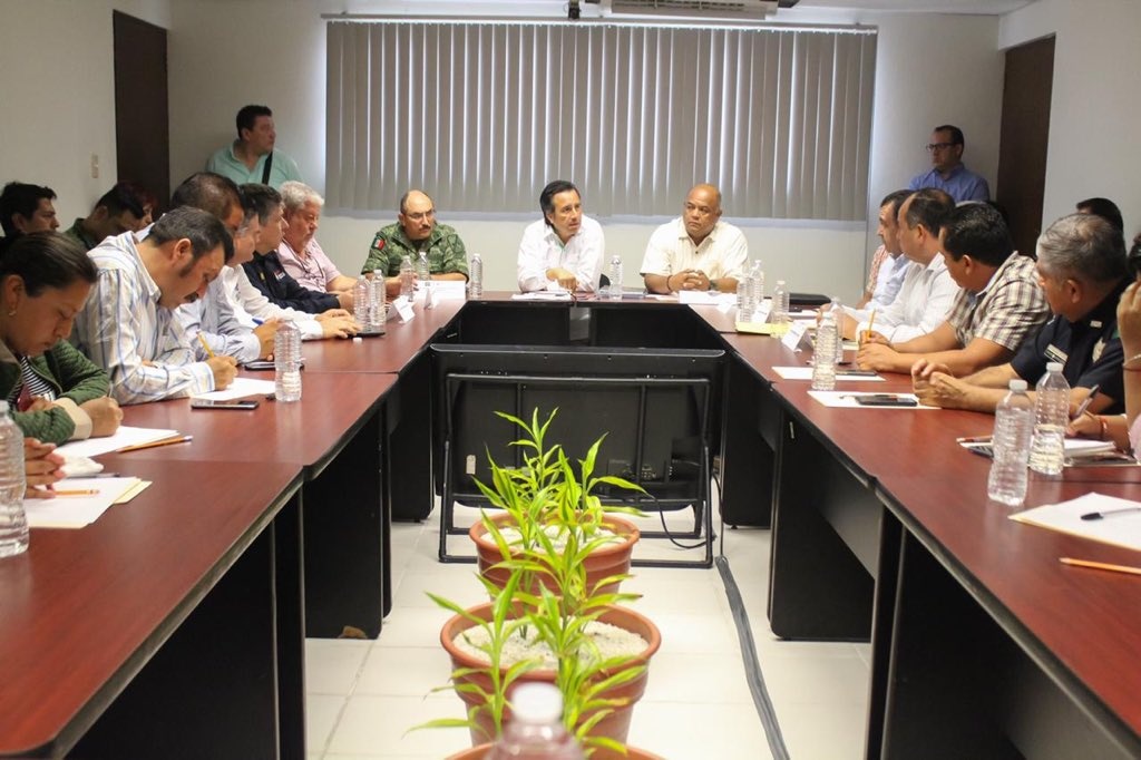 Imagen Garantiza gobernador de Veracruz coordinación con alcaldes para atender temas 