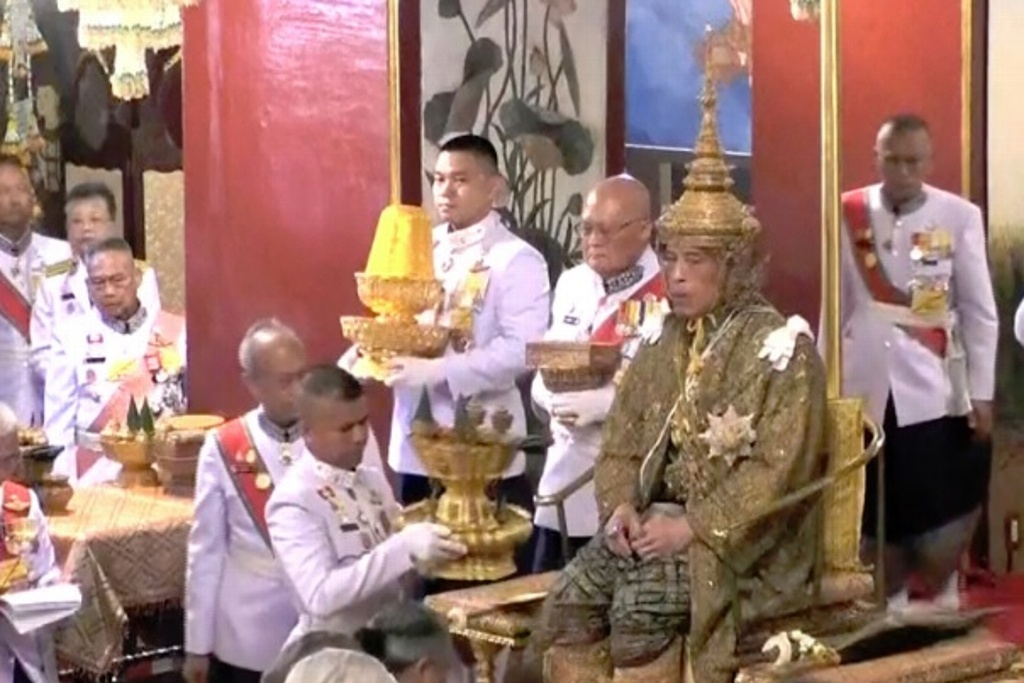 Imagen Vajiralongkorn es coronado rey de Tailandia