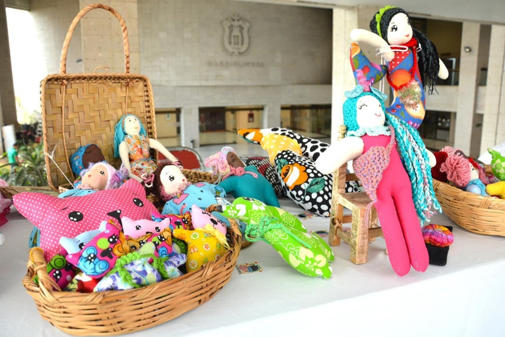 Imagen Exponen artesanía y manualidades en los pasillos del Palacio Legislativo, en Xalapa