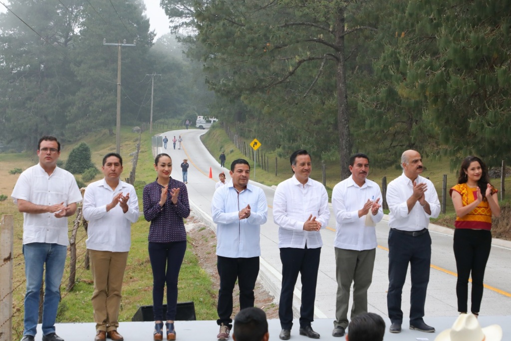 Imagen Entrega Cuitláhuac García 14 obras carreteras para el desarrollo regional de Veracruz
