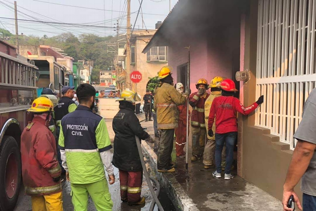 Imagen Deja daños materiales incendio en una casa de Alvarado, Veracruz