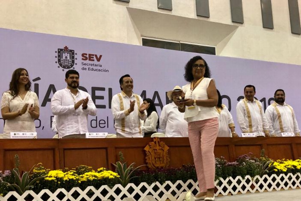 Imagen Regalan autos en festejo de maestros en Veracruz
