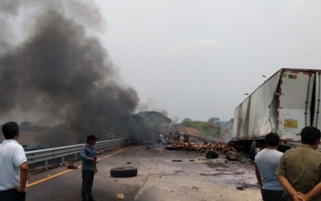 Imagen Dos muertos por choque entre dos tráileres en la autopista La Tinaja-Cosoleacaque