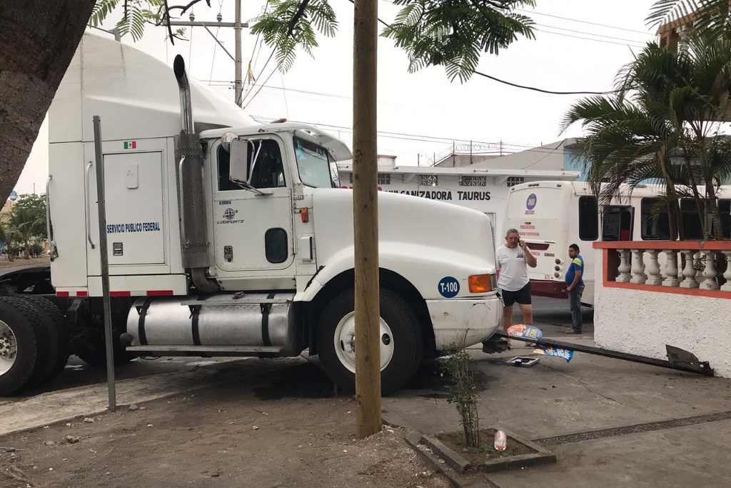 Imagen Chocan autobús de pasaje y tráiler en avenida de Veracruz (+fotos/video)