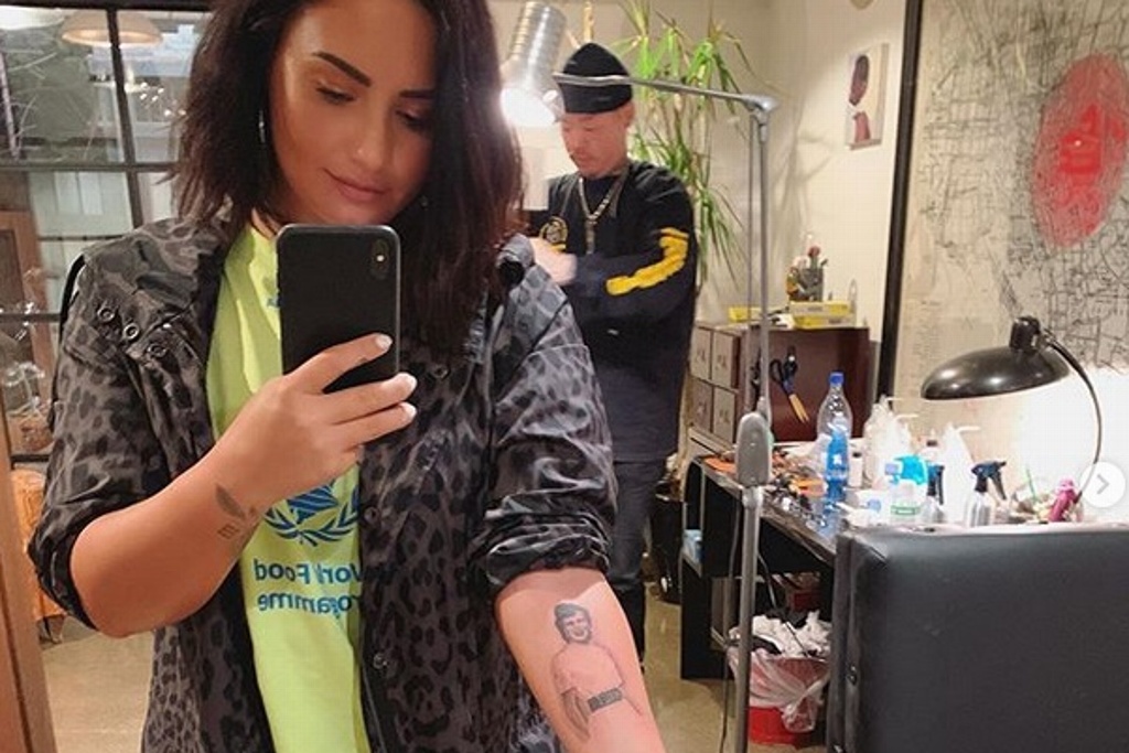 Imagen Demi Lovato se tatúa la imagen de su bisabuela en el brazo (+foto)