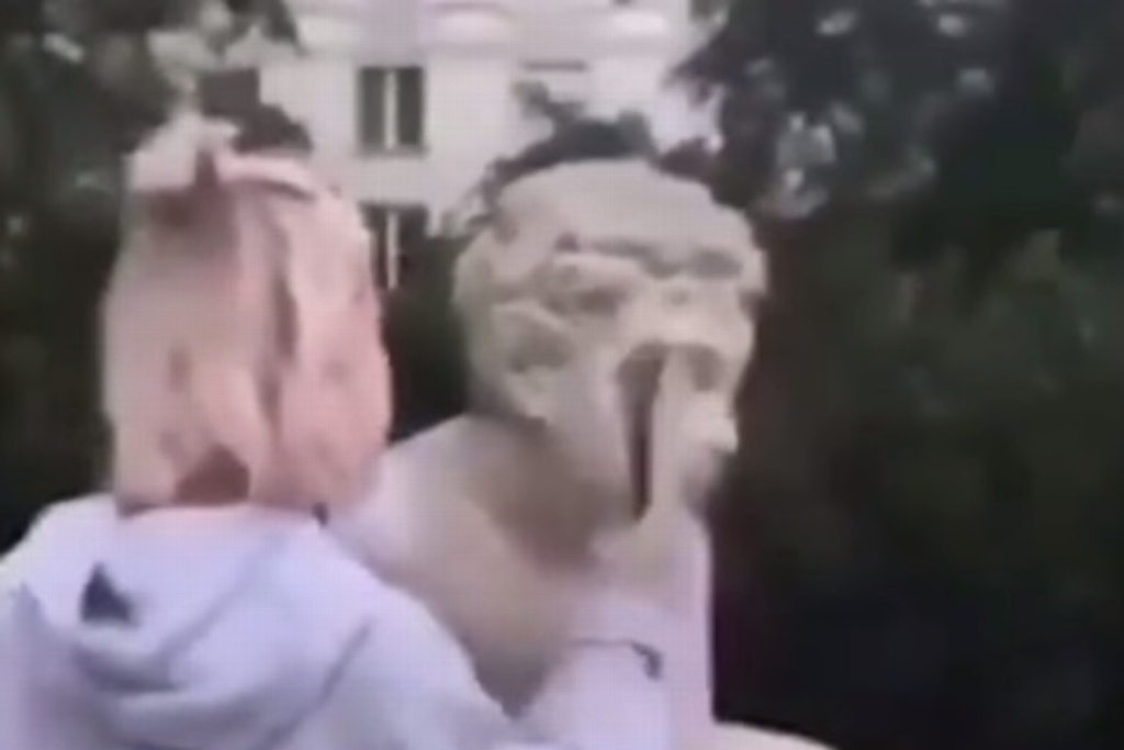 Imagen Influencer rompe estatua de más de 200 años para ganar seguidores y la tunden en redes  (+Video)