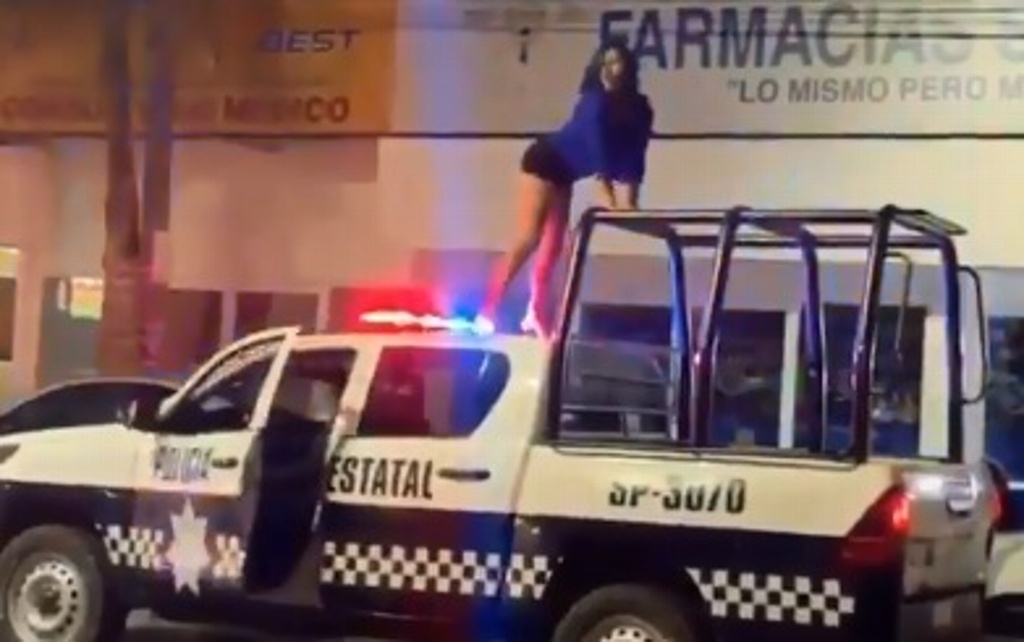 Imagen Mujer baila arriba de patrulla de la Policía en Poza Rica, Veracruz (+video)