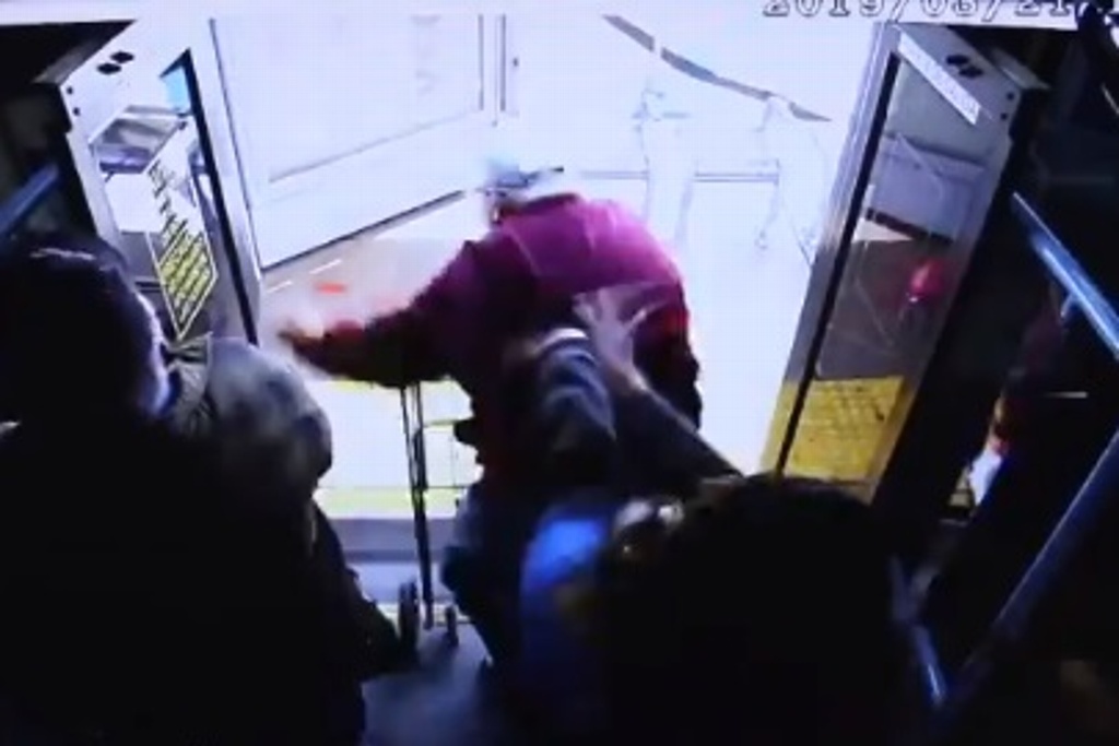 Imagen Mujer lanza a anciano desde un autobús en Las Vegas y este muere (+video) 