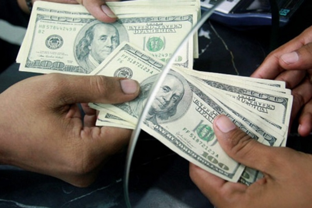 Imagen Venden dólar en 18.35 pesos en casas de cambio del aeropuerto de la CDMX