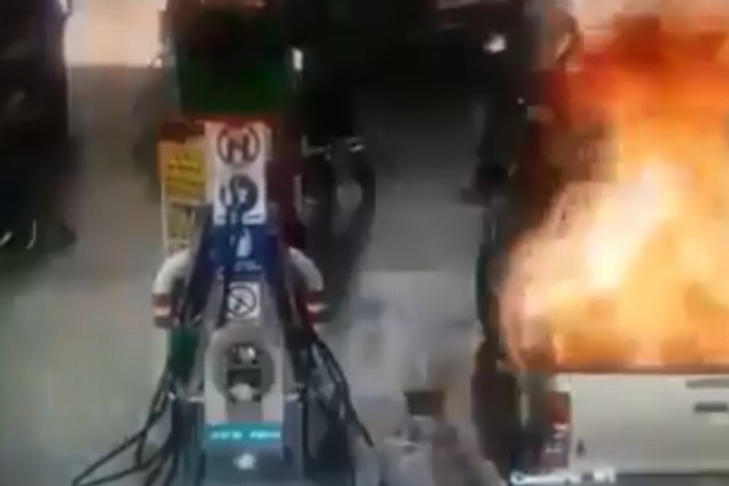 Imagen Hombre carga gasolina en bidones y se origina flamazo; hay una menor herida (+video) 