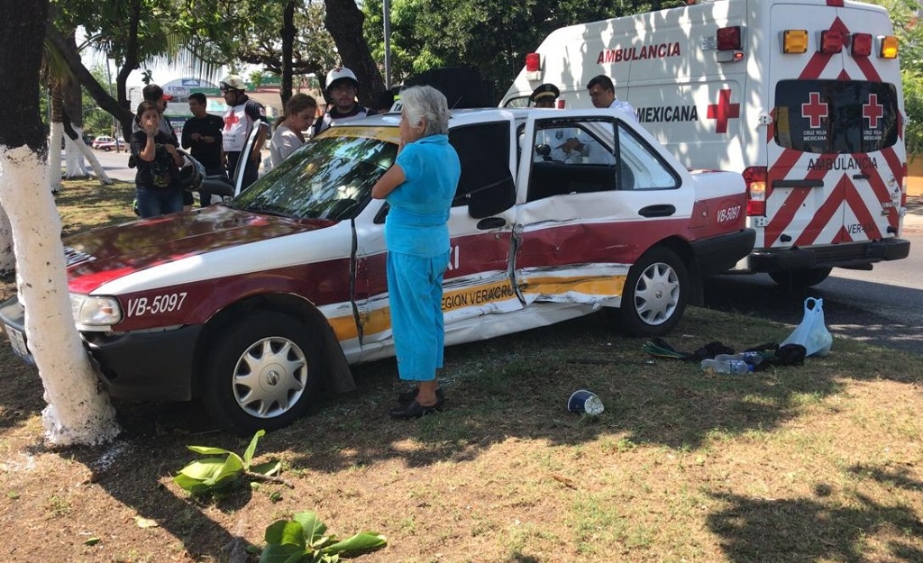 Imagen Chocan dos vehículos en Cuahtémoc y Echeven, en Veracruz