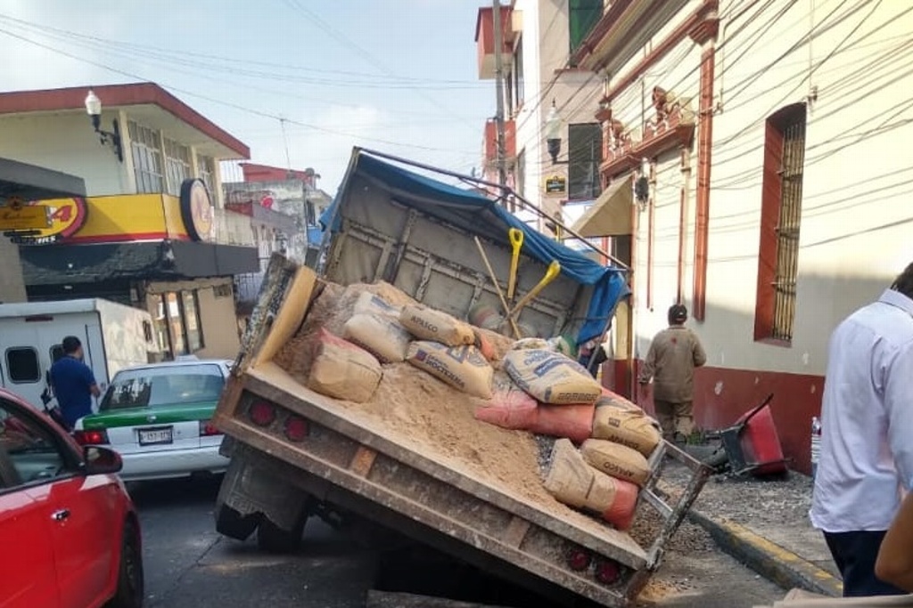 Imagen Camión de CMAS cae a socavón con todo y trabajadores en Xalapa, Veracruz (+video)
