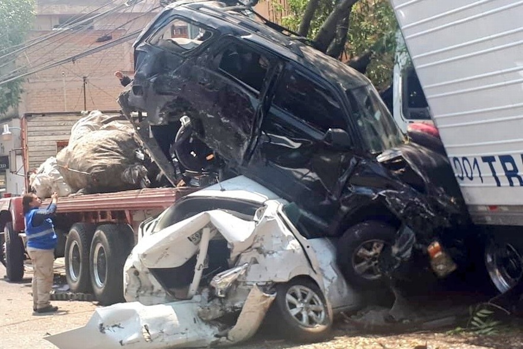 Imagen Van 4 muertos y 14 heridos tras embestir tráiler a 13 vehículos, en CDMX