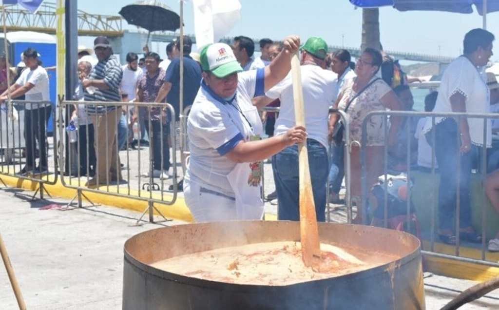 Imagen Preparan 4 toneladas de arroz a la tumbada más grande del mundo en Alvarado, Veracruz 