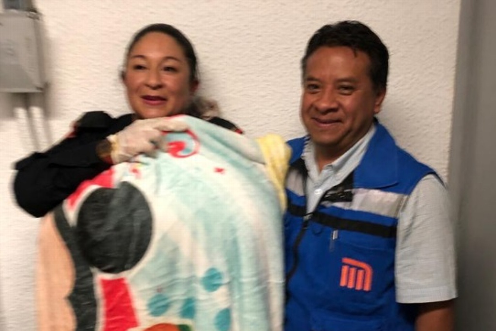 Imagen Mujer da luz al interior de Metro Chabacano en CDMX
