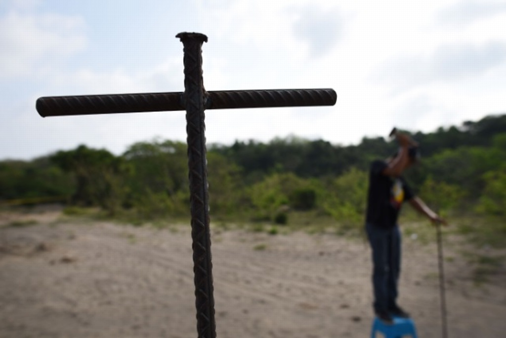 Imagen Localizan tres cuerpos en fosa clandestina en Jaltipan, Veracruz 