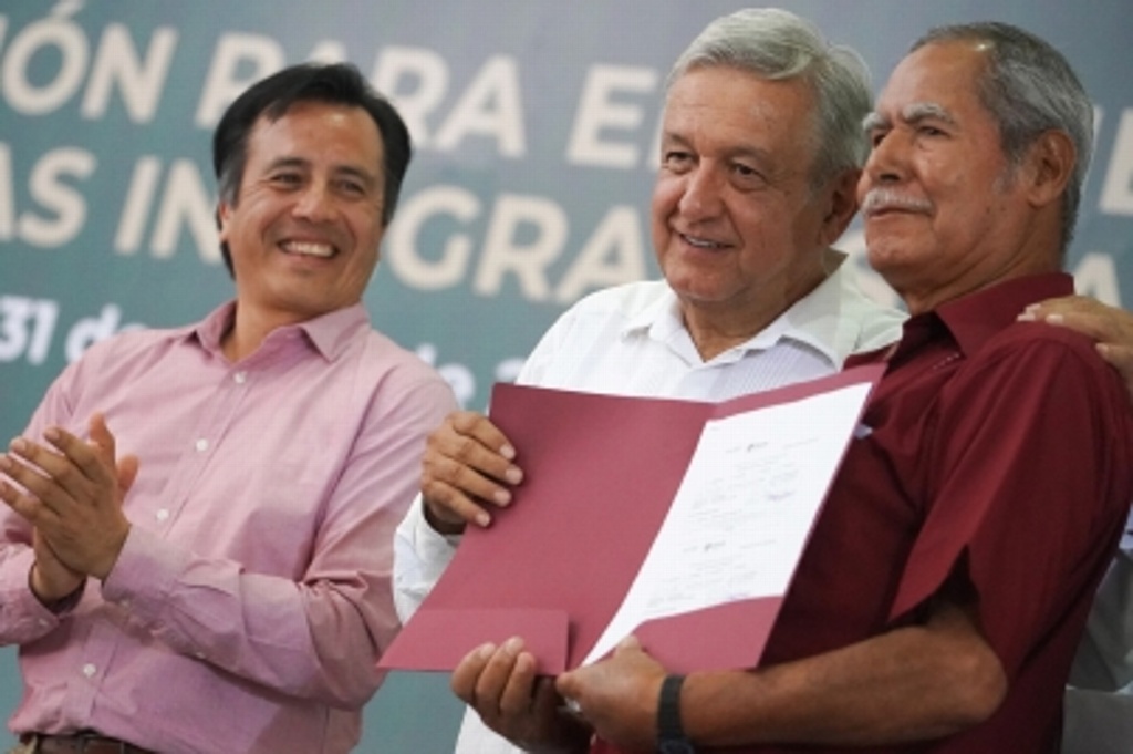Imagen Le quieren poner obstáculos a Cuitláhuac García, pero no está solo: AMLO desde Coatepec, Veracruz 