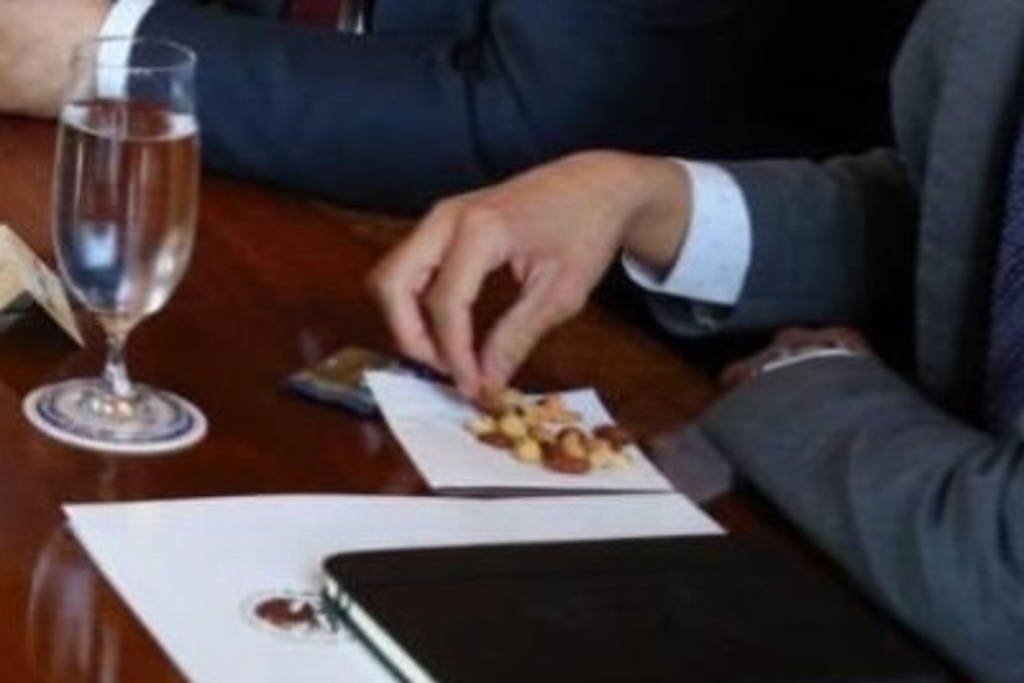 Imagen Viralizan imagen de delegación del gobierno de AMLO en EU comiendo cacahuates en reunión con Pelosi (+Fotos)
